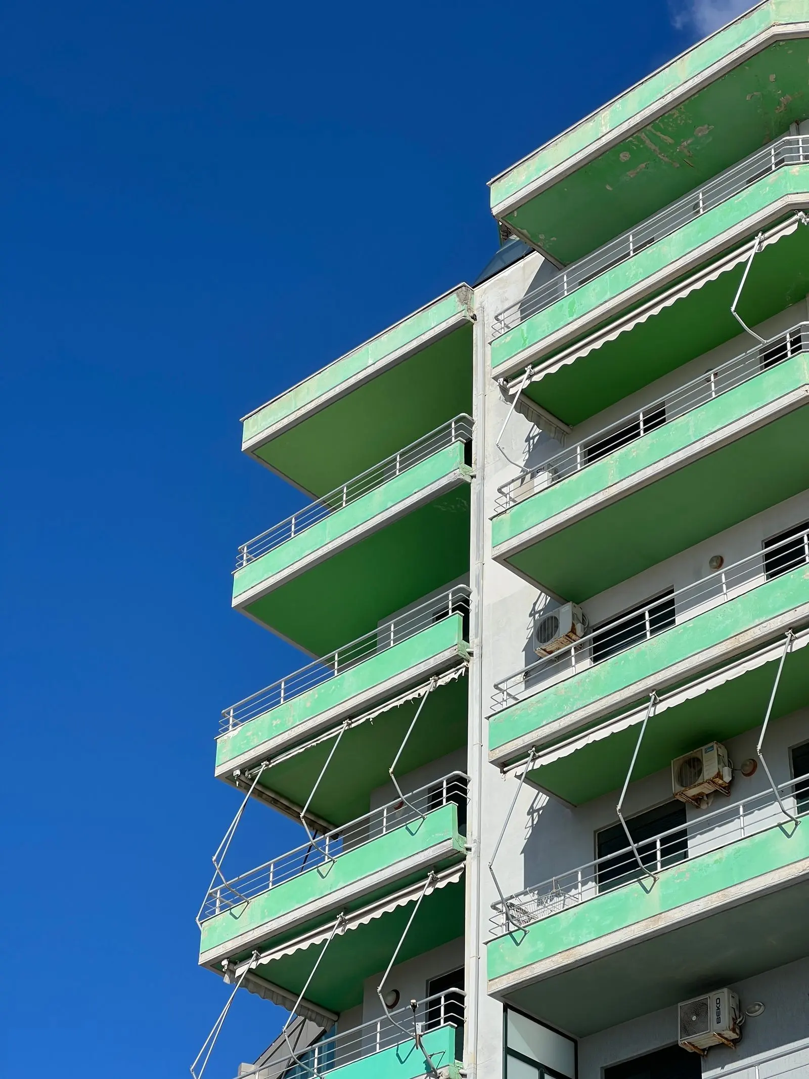 Balcons vert d'eau d'un immeuble en contre-plongée