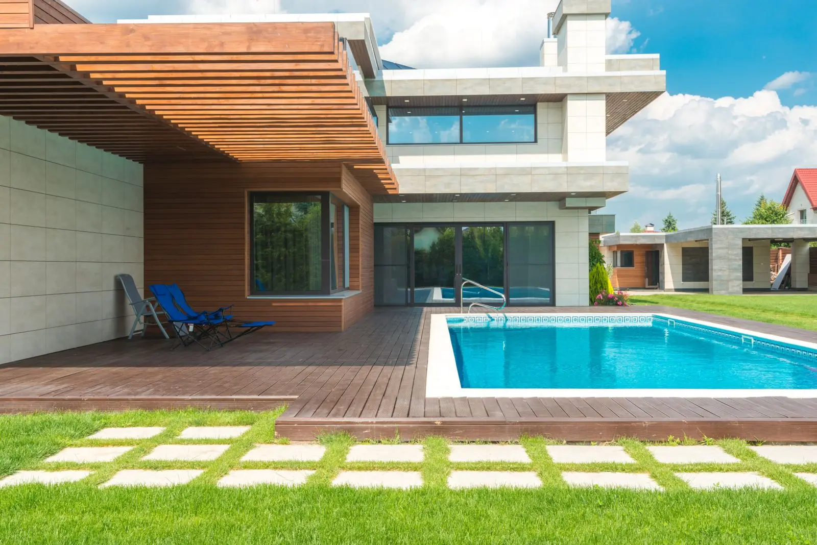 Villa à étage avec bardage bois et piscine