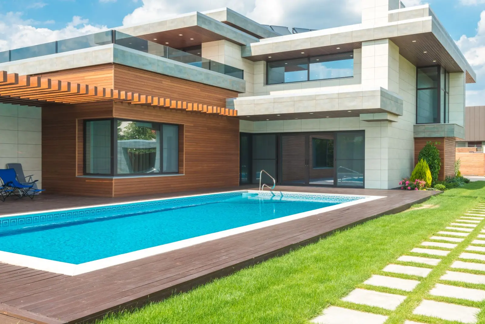 Maison contemporaine avec terrasse en bois et bassin