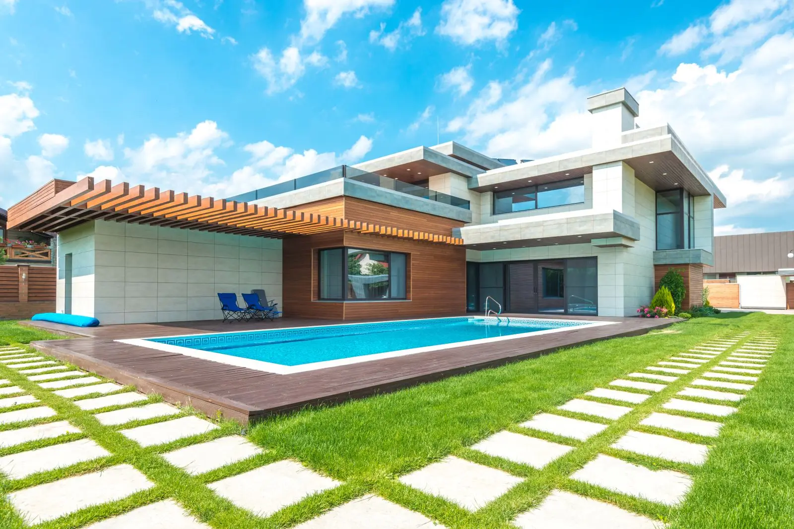 Villa et piscine sous un ciel bleu