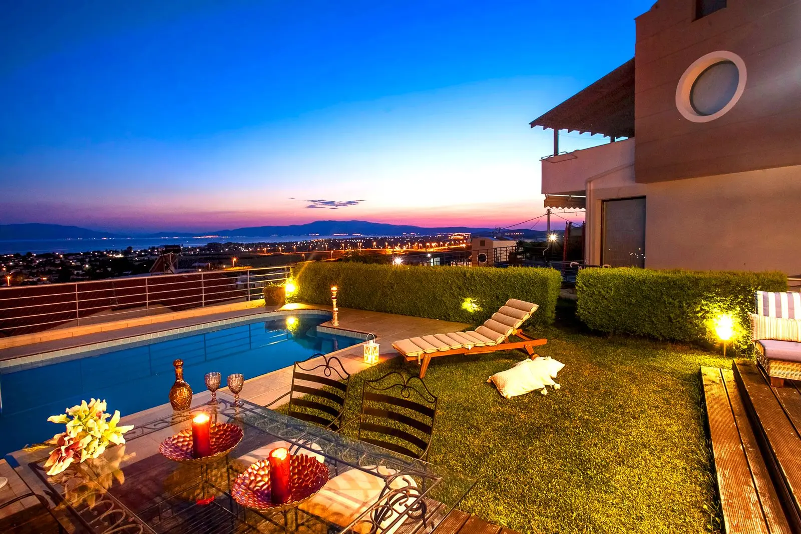 Terrasse de villa avec piscine au coucher du soleil