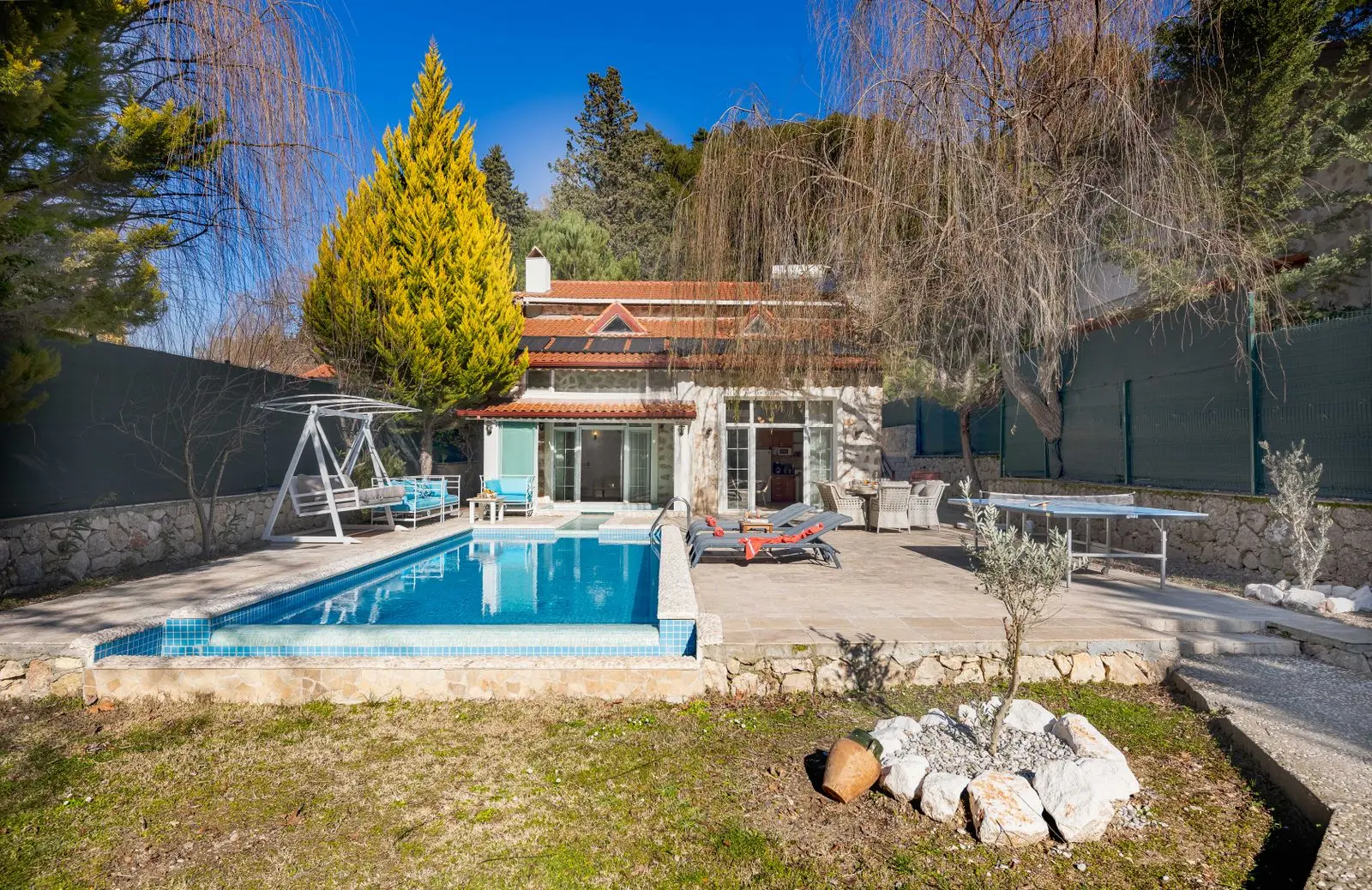 Jardin de villa avec piscine et pelouse