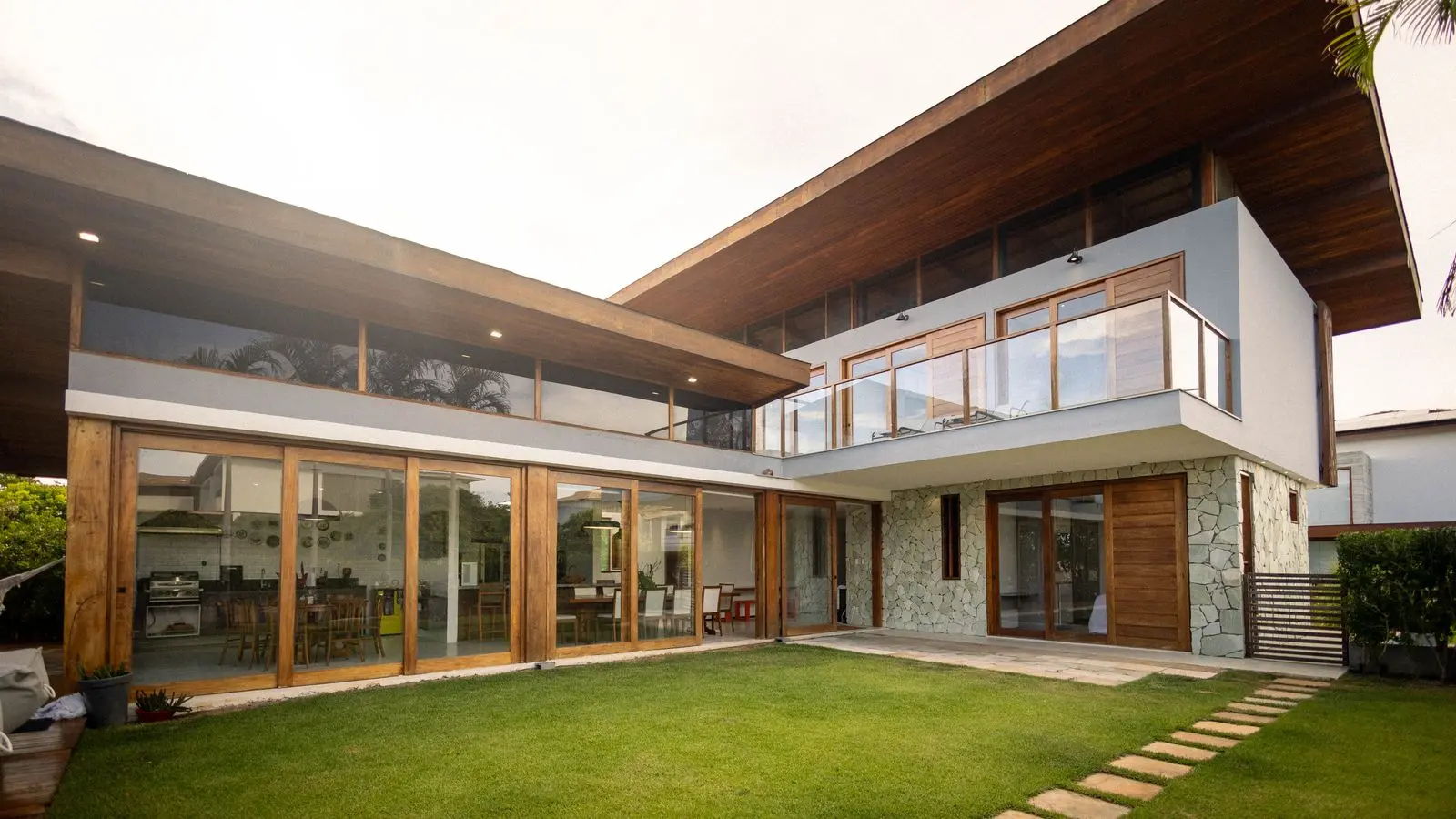 Villa moderne avec grandes baies vitrées et finitions bois