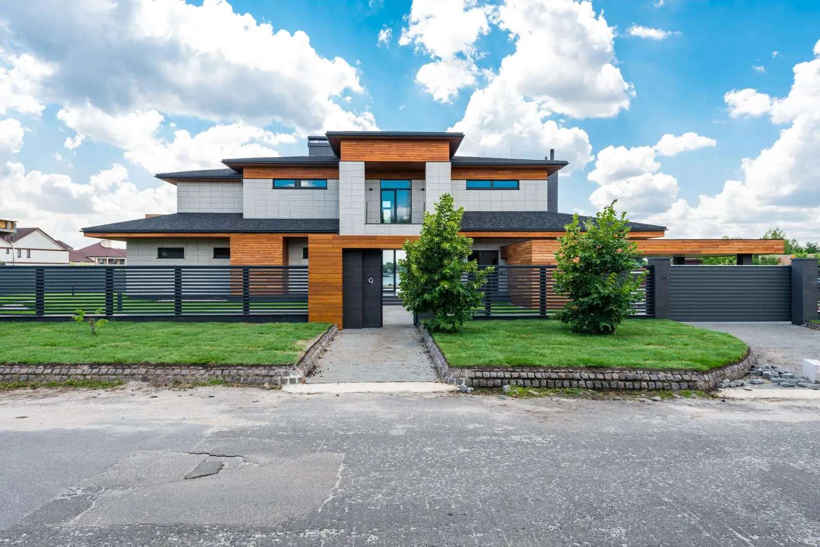Façade d'une villa contemporaine clôturée