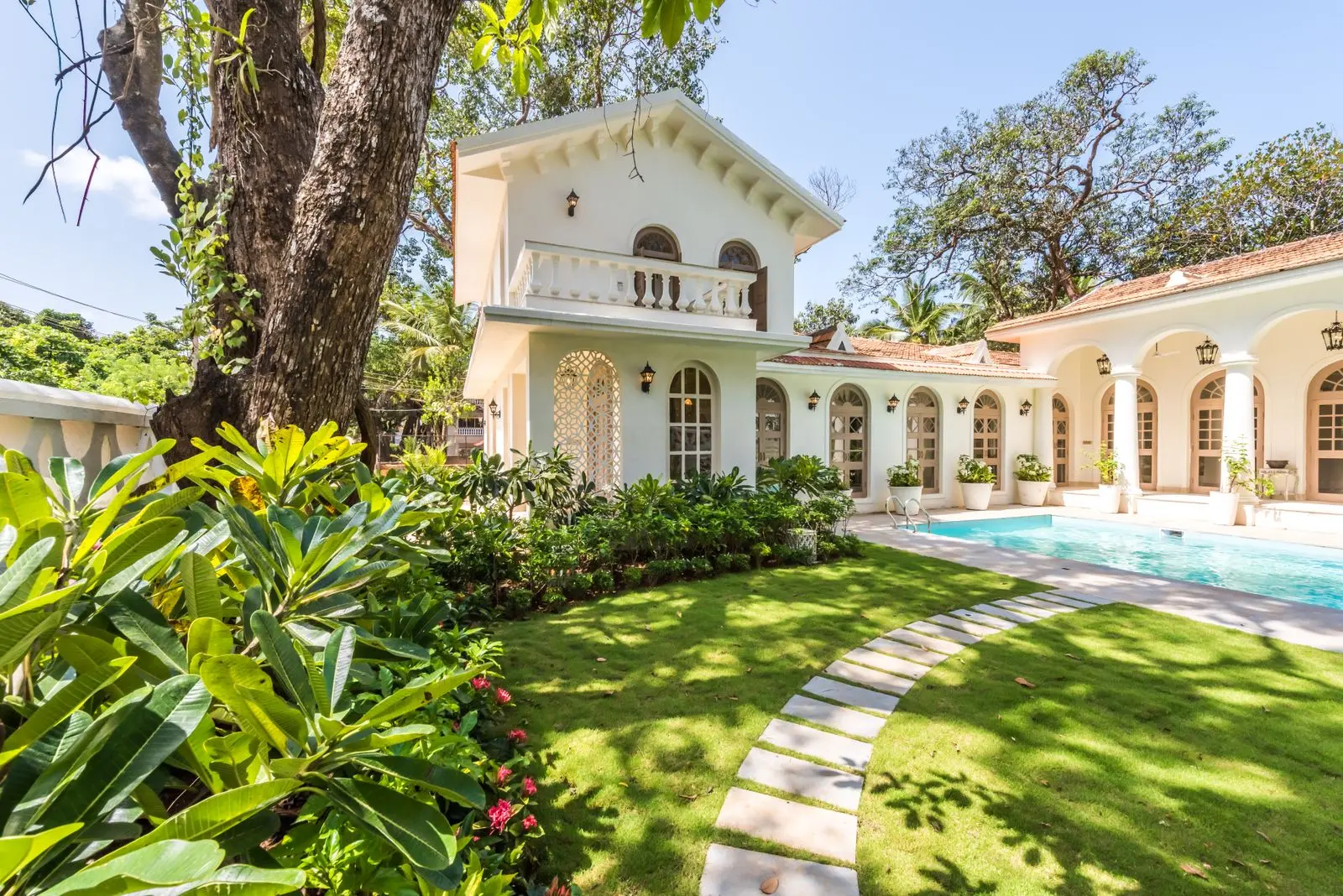 Villa entourée d'un jardin luxuriant et d'une piscine