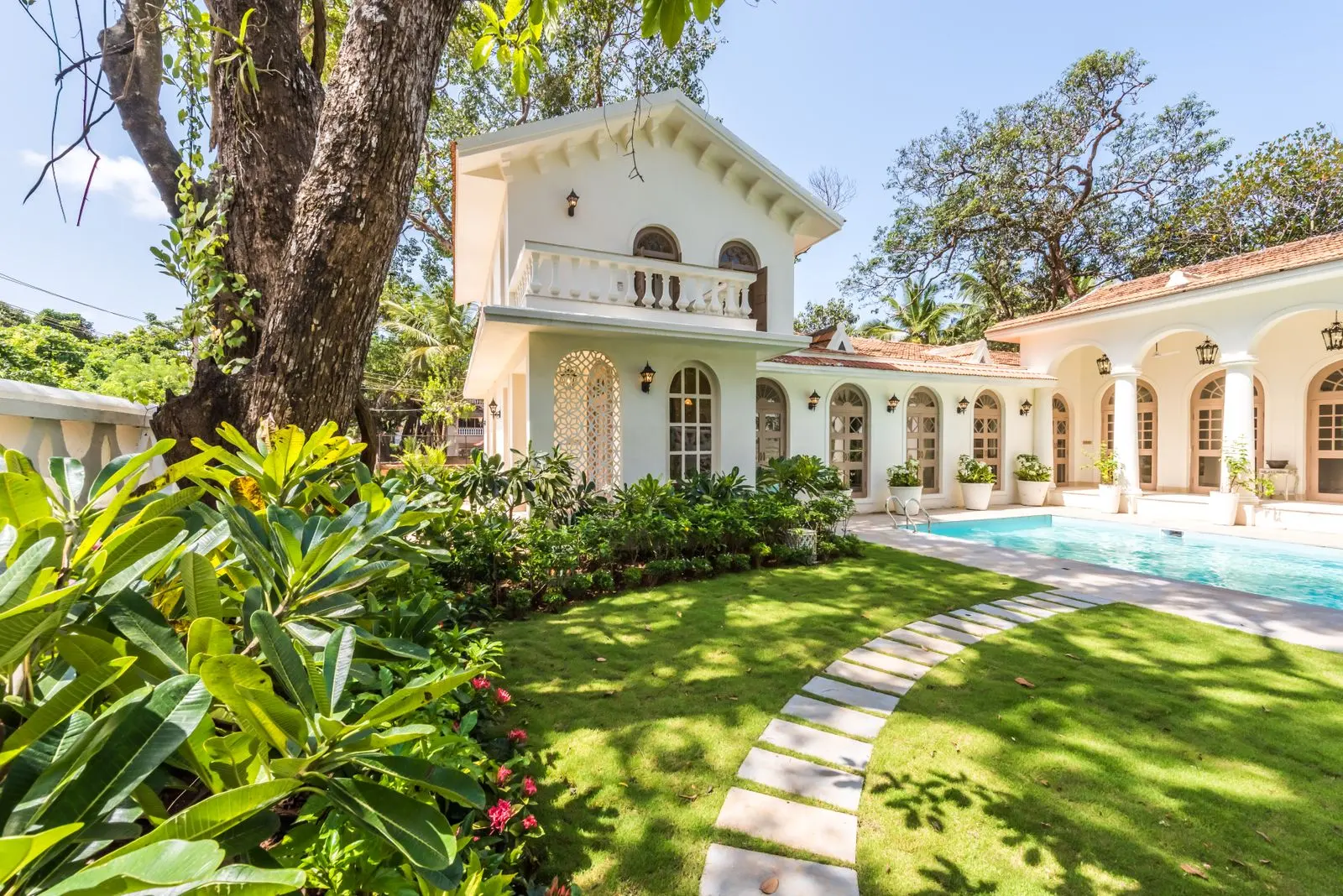 Villa entourée d'un jardin luxuriant et d'une piscine