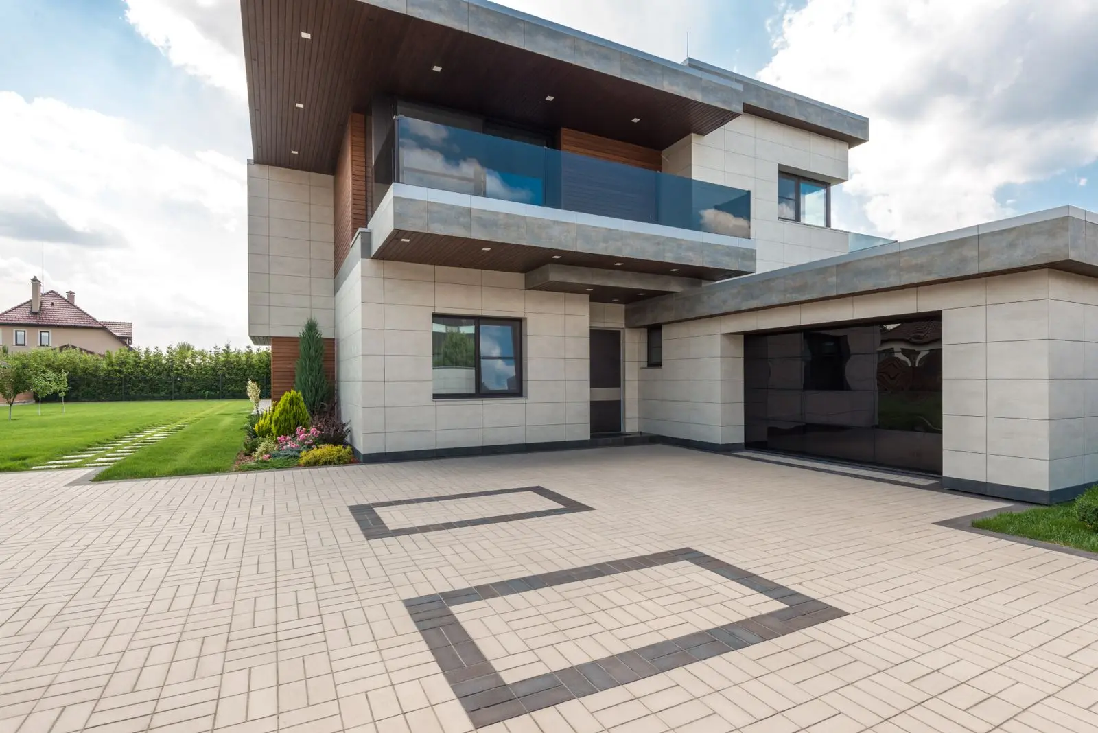 Villa contemporaine avec cour pavée