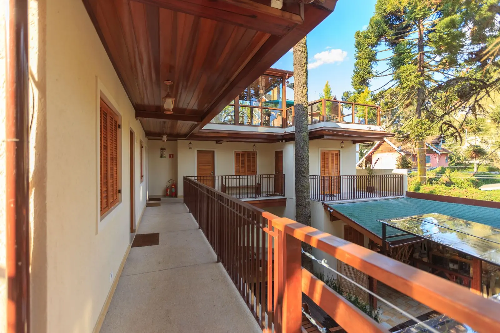 Coursive et terrasse d'une villa en perspective