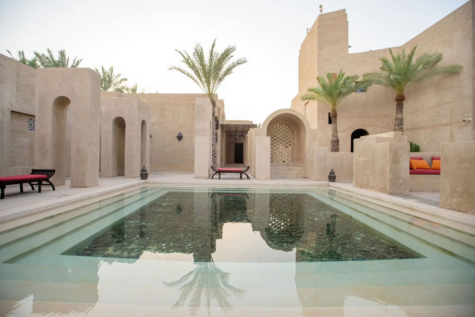 Patio d'inspiration marocaine avec bassin et palmiers