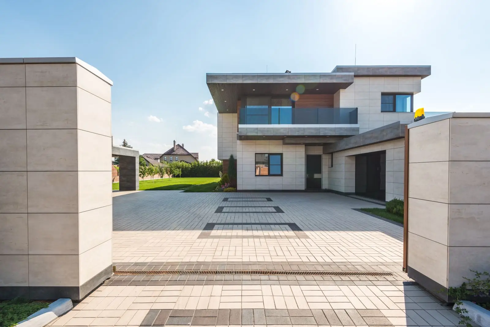 Allée d'accès d'une villa moderne