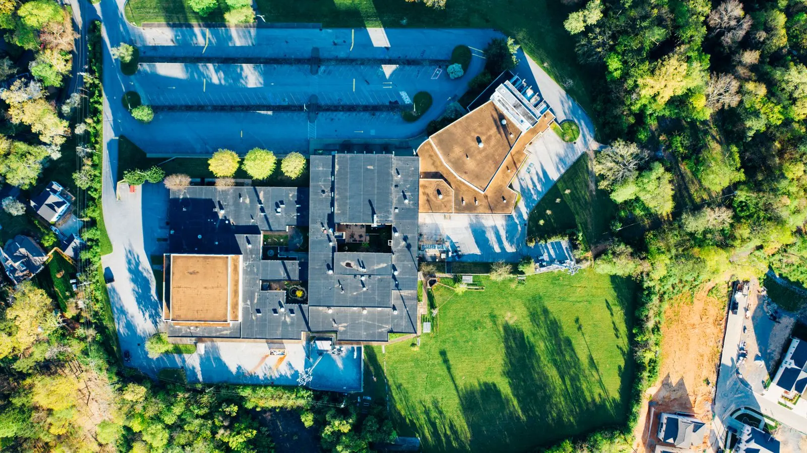 Vue aérienne d'une villa avec piscine au milieu des arbres