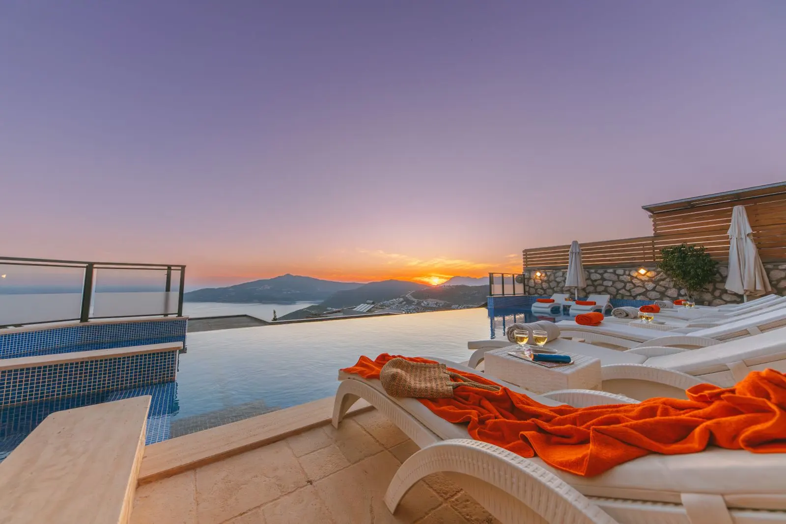 Piscine de villa face à la mer au coucher du soleil